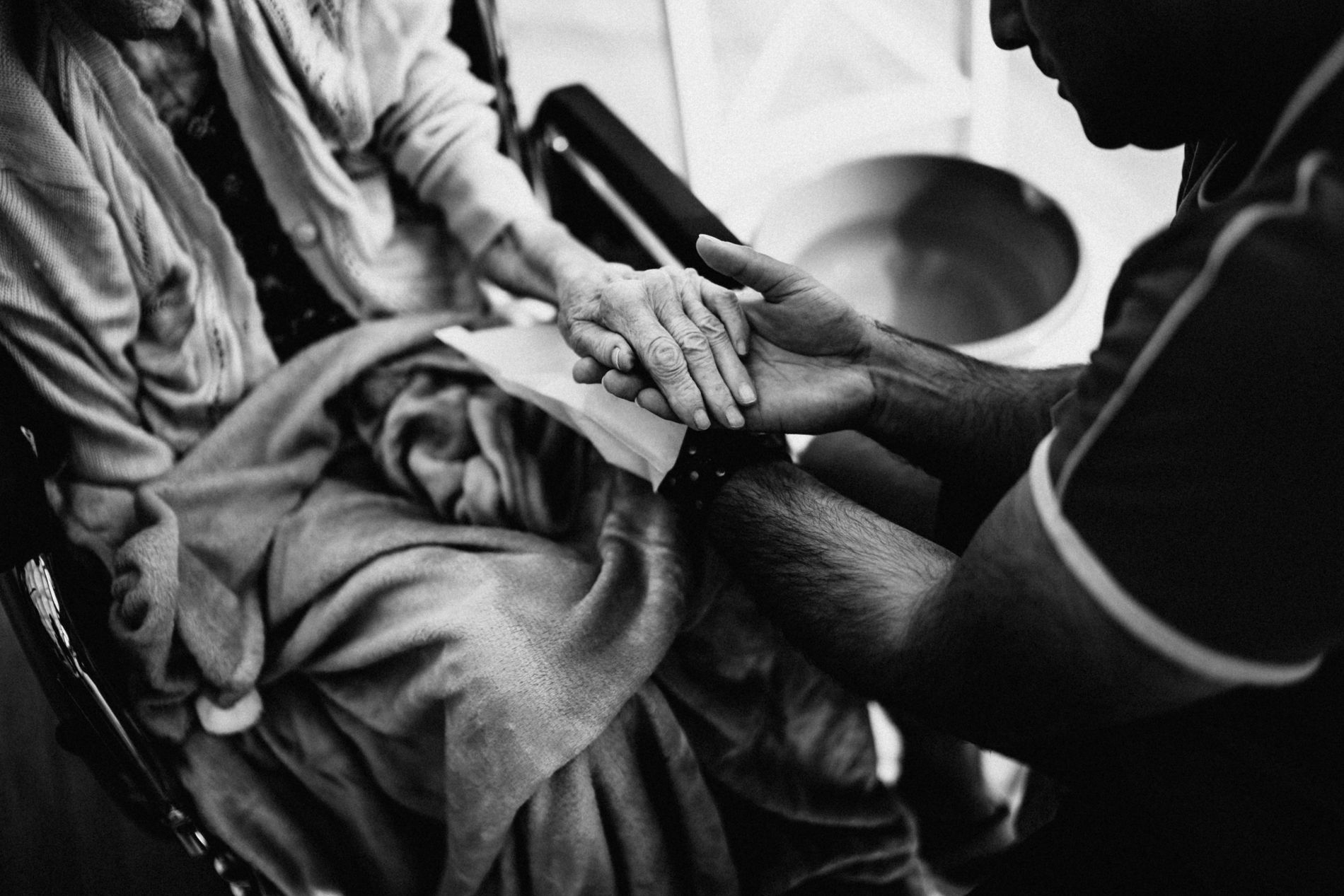 Fußmassage und Fußpflege im häuslichen Umfeld bei einem Hausbesuch